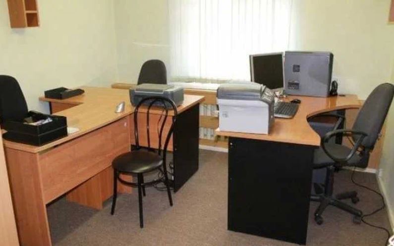 Офис 8 10. Расстановка мебели в маленьком офисе. Планировка офиса на 4 человека. Планировка кабинета на 3 рабочих места в офисе. Расстановка офисных столов.