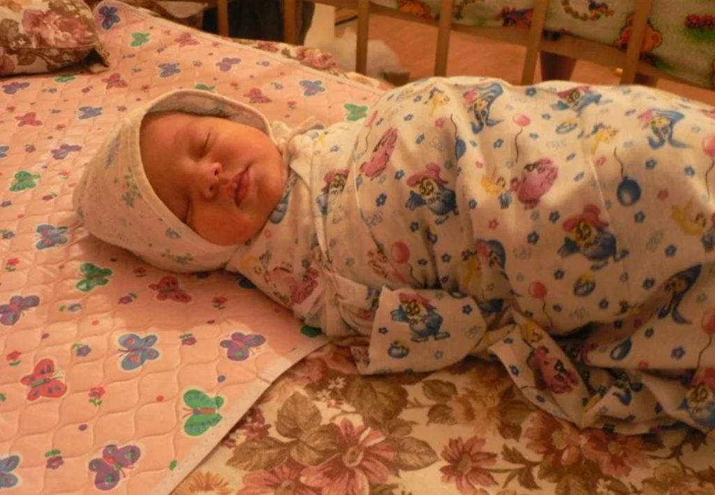 Новорожденные мальчики дома. Новорожденный ребенок в пеленке. Новорожденная девочка в пеленке. Грудной ребенок в пеленке.
